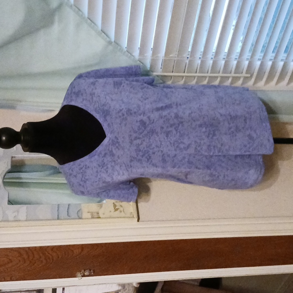 Lavender blue Tek Gear Dry Tek tee shirt, great condition, great for layering